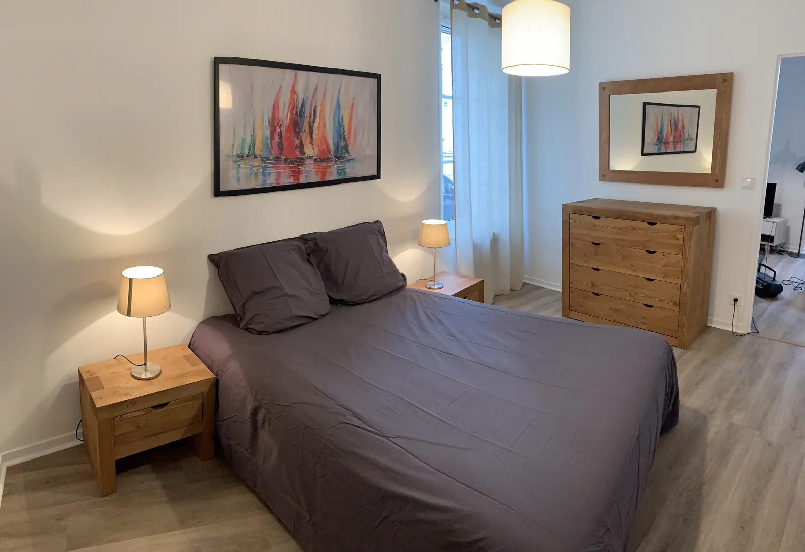 Chambre avec lit en 140, tables de chevet et commode en bois